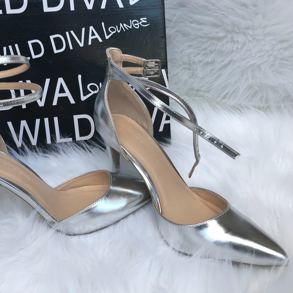 NWT Wild Diva Metallic Sliver Satrapy pointed heel